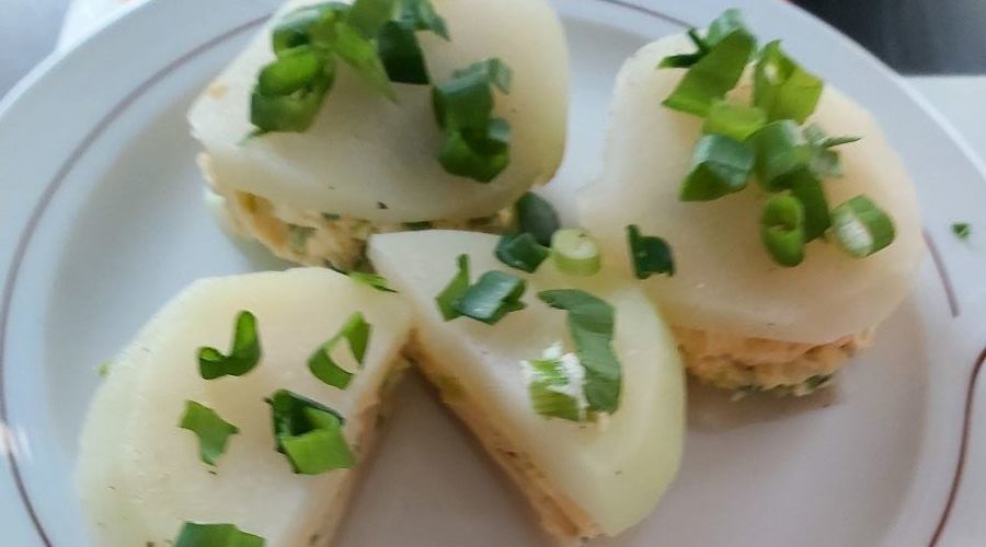Fotos von dem Gericht "Kohlrabi-Taler mit Omelette" auf einem Teller angerichtet