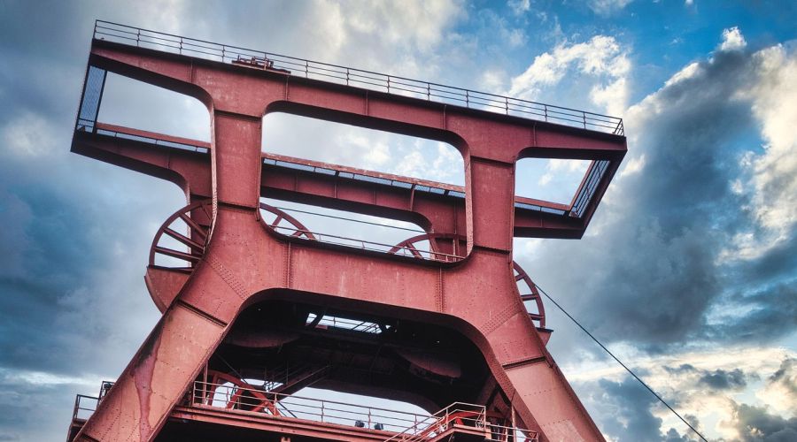 Förderturm einer Zeche vor blauem Himmel